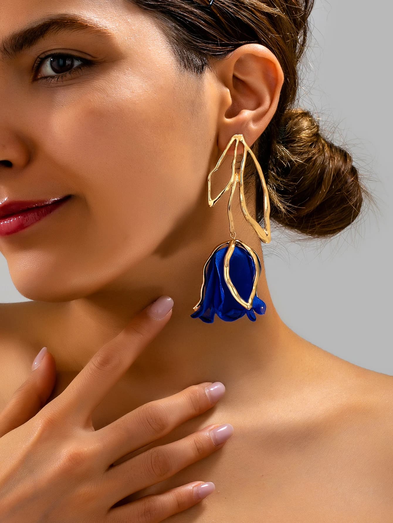 A Pair of French-Style Vintage Blue Rose Earrings with a Light Luxury and High-End Feel, Featuring a Niche Design and Hollow Studs, Perfect for Gifting to Friends or Wearing to Parties