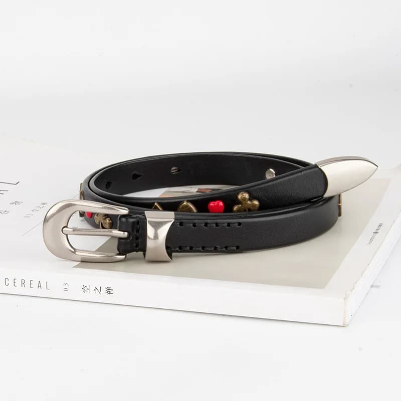 Cintura da donna con design dell'elemento da poker Accessori per jeans punk hip-hop Cintura in pelle di vacchetta Lussuosa semplice polsino con spilla in argento