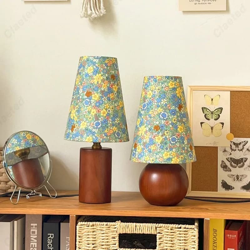 Creativo nuovo LED in legno massello tessuto floreale paralume piccola lampada da scrivania camera da letto studio comodino atmosfera romantica lampade decorative