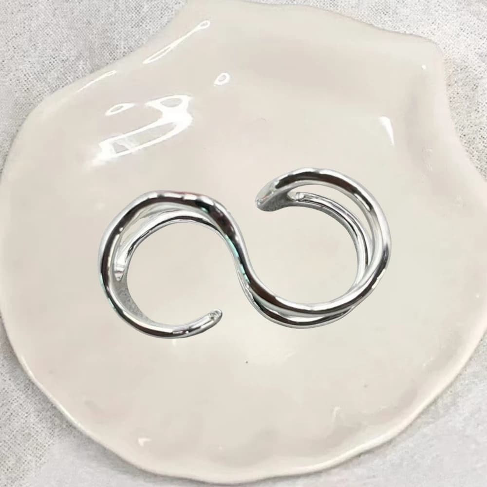 Design freddo e minimalista con anelli traforati e accessori unisex per coppie come regali di San Valentino