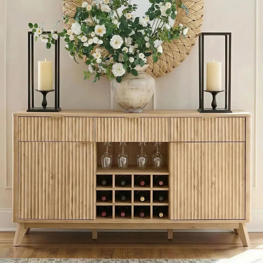 Credenza Larga 60 in Rovere Naturale con Spazio di Archiviazione, 2 Armadietti, 3 Cassetti, 4 Portabicchieri e 12 Portabottiglie per Sala da Pranzo o Esposizione Liquori