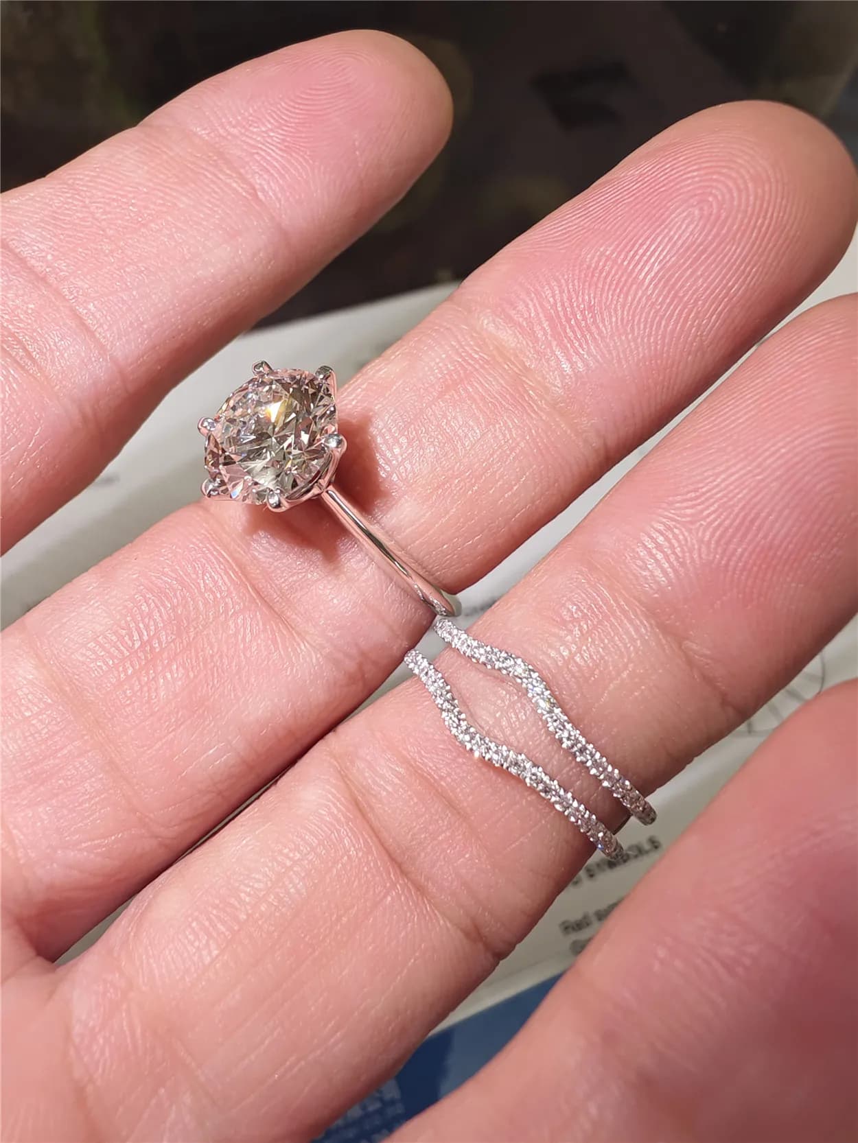 Anello di fidanzamento personalizzato con diamante coltivato in laboratorio da 3 carati a 6 griffe in oro 18 carati da donna – Gioielli nuziali impilabili