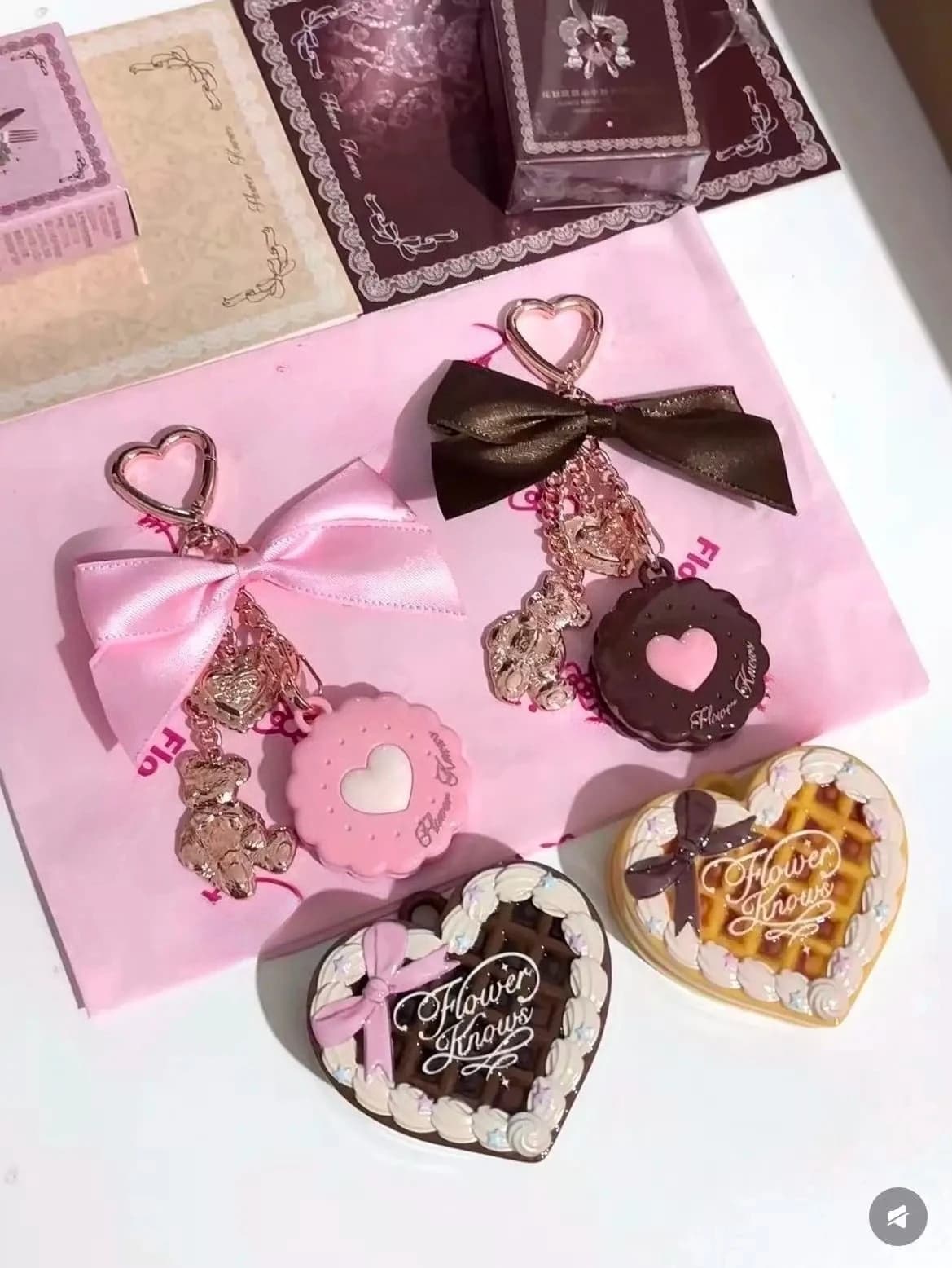 Ciondolo Coniglio Bonnie Sweetheart Teddy, compatta con ombretto e fard, ciondolo illuminante Flower Knows