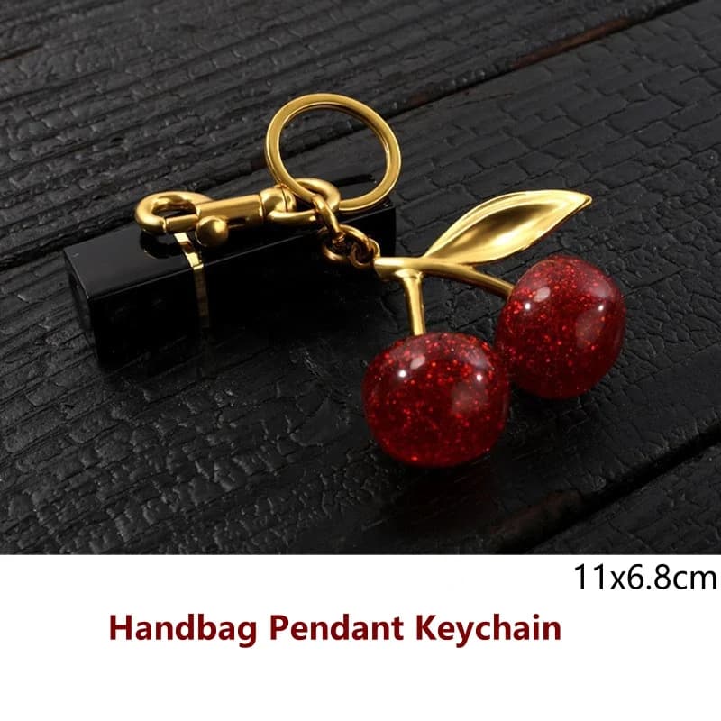 Portachiavi con ciondolo ciliegia rossa per la decorazione della borsa carina da donna gioielli multifunzionali accessori per chiavi dell'auto portachiavi con ciondoli alla moda