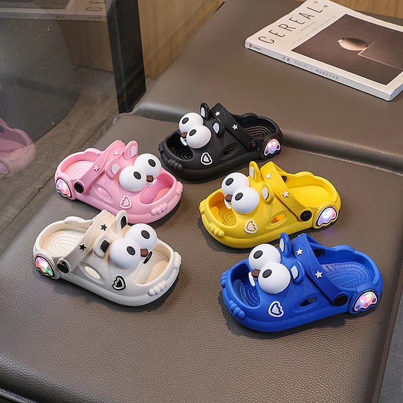 Ciabatte per Bambini 2026 Nuove Estive per Ragazzi a Forma di Auto con Ruote Luminose Antiscivolo e Suola Morbida, Ciabatte da Spiaggia per Neonati