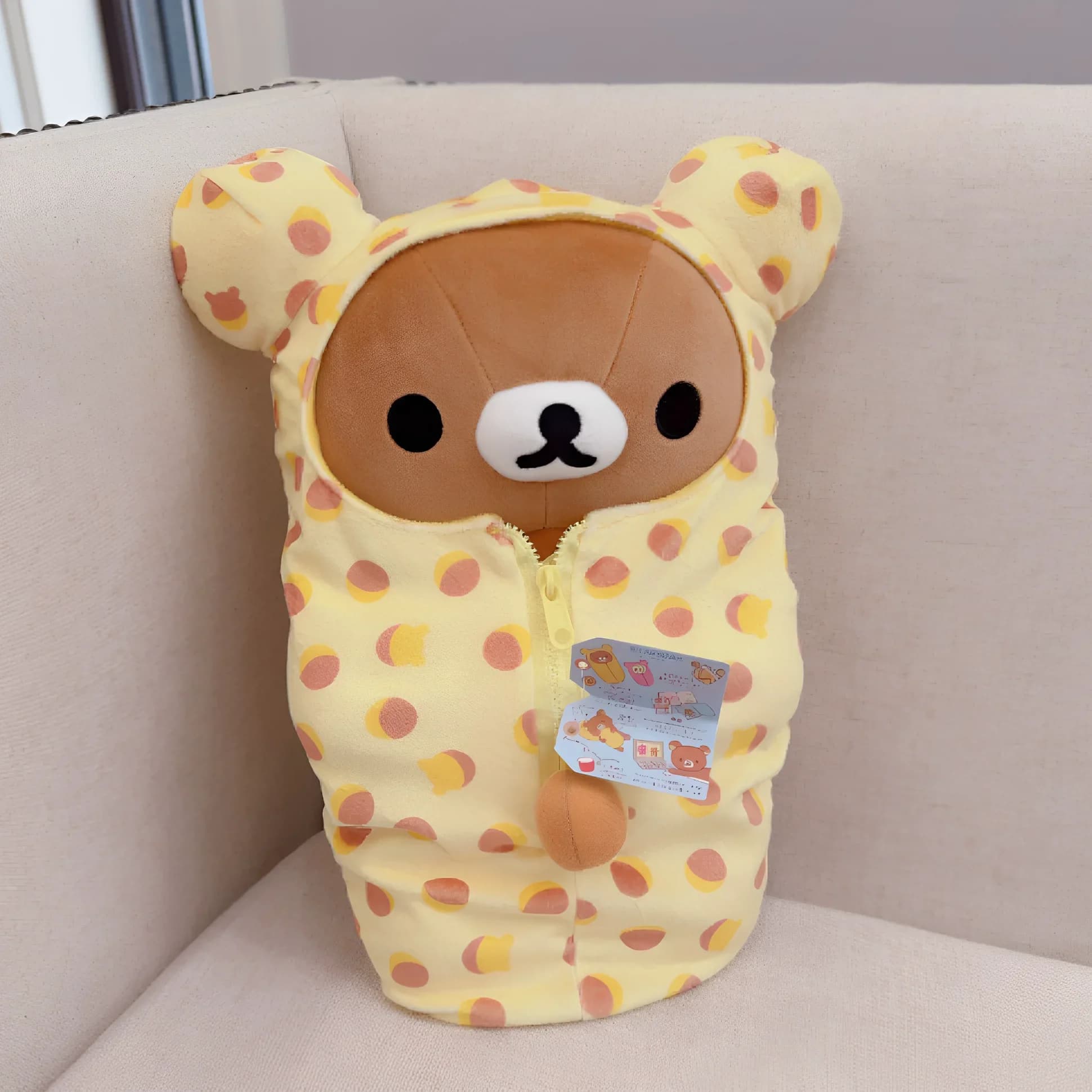 Peluche Rilakkuma con Sacco a Pelo Giallo a Pois, Orsacchiotto Imbottito Relax con Vestito Rimovibile, Regalo per i Fan