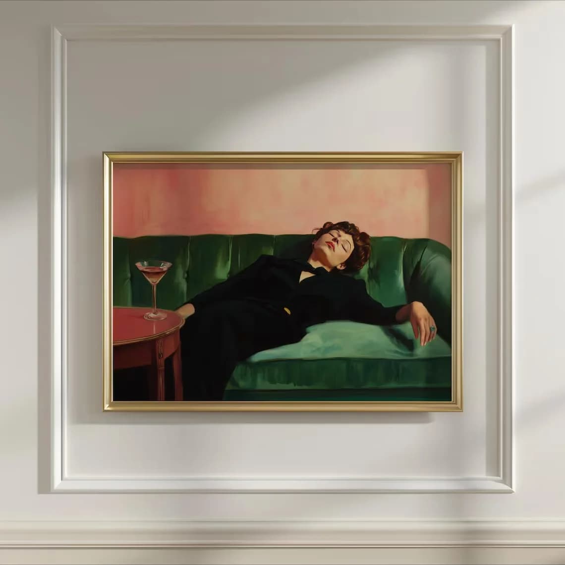 Donna sul divano con Martini | Pittura a olio tonale morbida | Decorazione del carrello da bar per cocktail art | Regalo di pittura a olio estetica | Parete alla moda