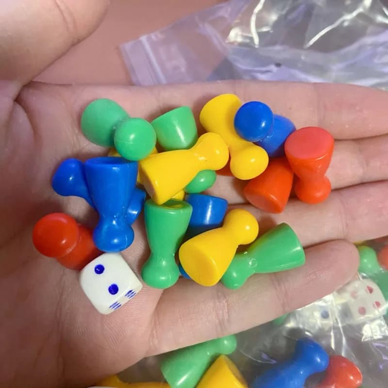 Un set gioco da tavolo Scacchi volanti Dama Pezzi Gioco da tavolo Scacchi volanti Dama Pezzi Gobang Puzzle Giochi di scacchiera Accessori
