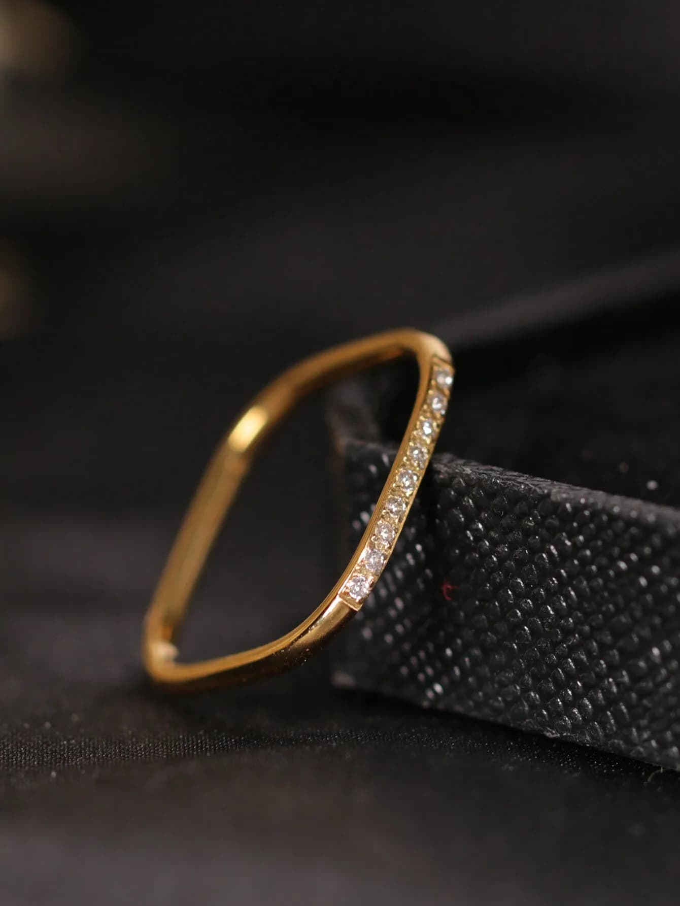 Anello a forma quadrata con piccoli strass e placcatura in oro 18k ultrafine, adatto per l'uso quotidiano