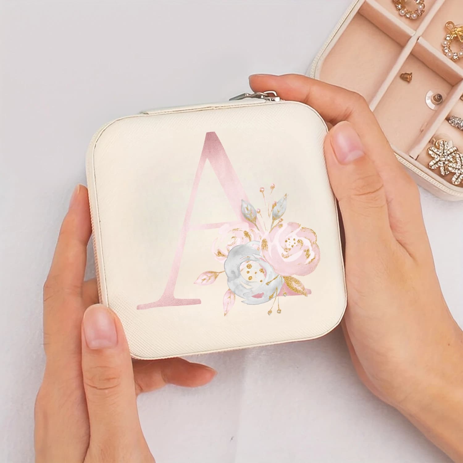Scatola Portaoggetti da Viaggio Beige con Stampa Alfabeto A-Z, Portagioie con Chiusura a Cerniera e Fodera in Tessuto