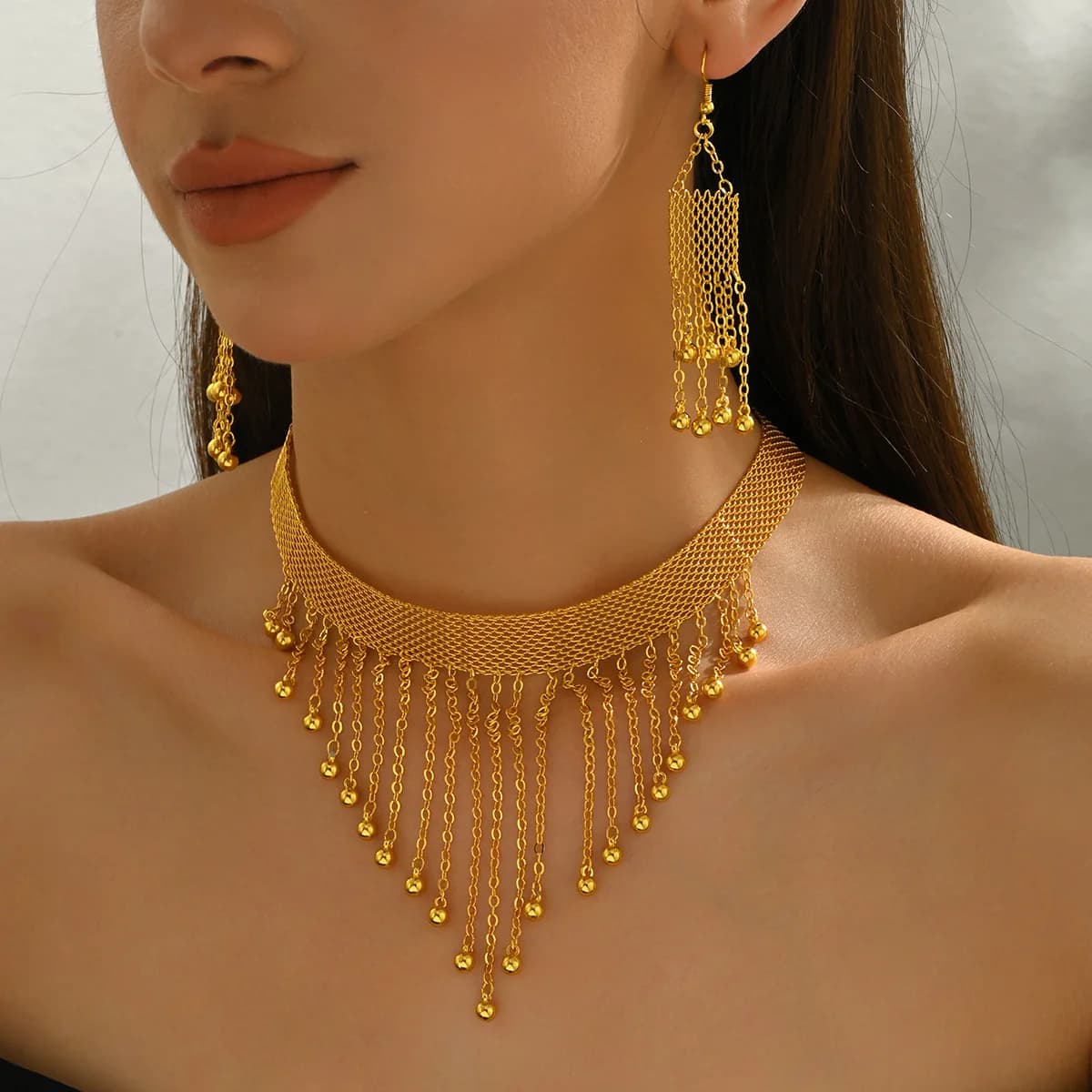 Nuovo set di gioielli personalizzato con collana lunga a nappa e orecchini, decorati con diamanti, di tendenza, per banchetti e feste.