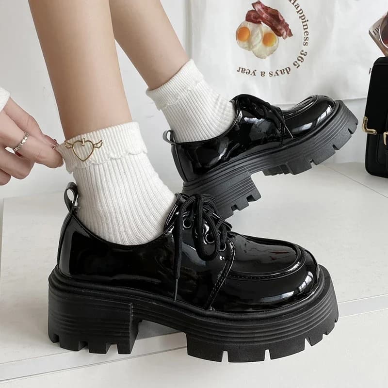 Mocassini con plateau in pelle verniciata donna 2024 stile Preppy stringate scarpe Oxford donna nero fondo spesso Y2K scarpe femminili