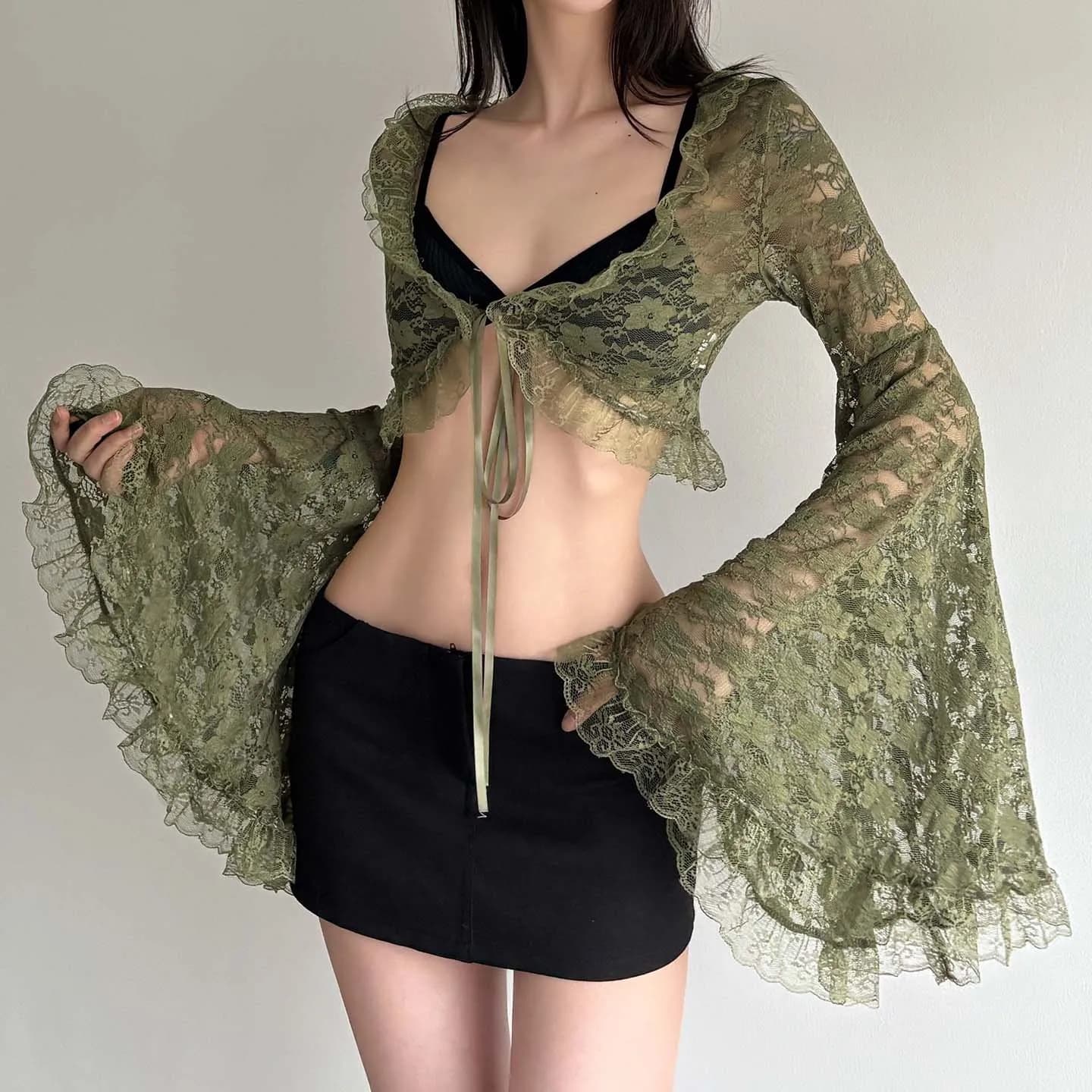 Top corto da donna in pizzo trasparente Olive Y2K con maniche a campana, cravatta arricciata sul davanti, camicetta gotica, club party, casual, estetica