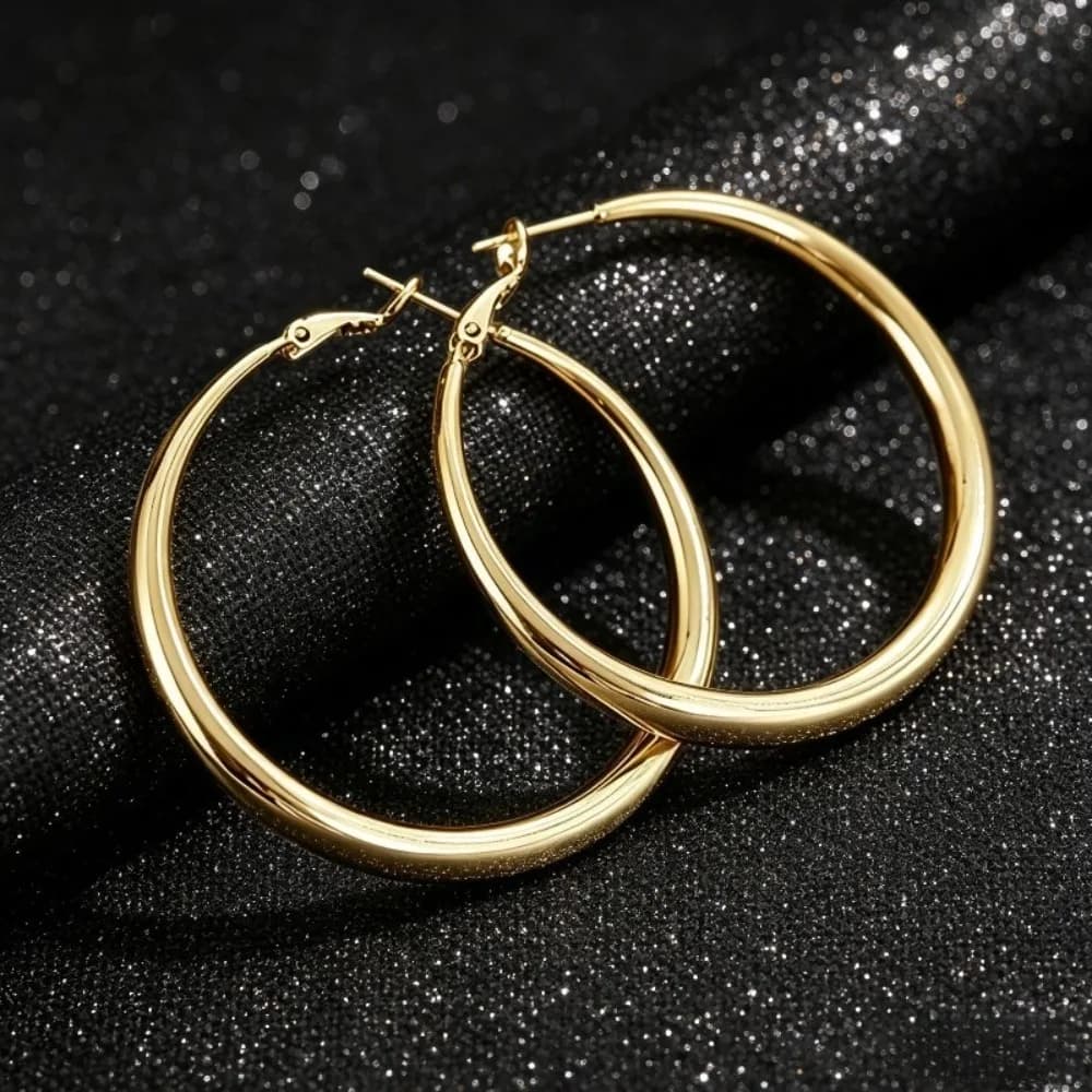 2 orecchini a cerchio grandi e minimalisti dal tocco lussuoso ed elegante, con un design geometrico classico di alta gamma, disponibili in oro e argento, che offrono un look elegante e semplice che esalta il tuo temperamento. Sono perfetti per gli spostamenti in ufficio, appuntamenti romantici, matrimoni, feste e varie occasioni. Sono versatili per l'uso quotidiano ed sono un'ottima scelta per le celebrazioni festive, i regali di compleanno e come orecchini da donna raffinati e lussuosi.