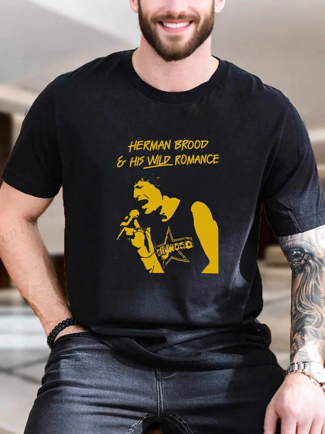 T-shirt a maniche corte stampata da uomo di nuova moda di arrivo in cotone giallo Comfort Fit Trendy Slogan Design Casual Summer Essential Br