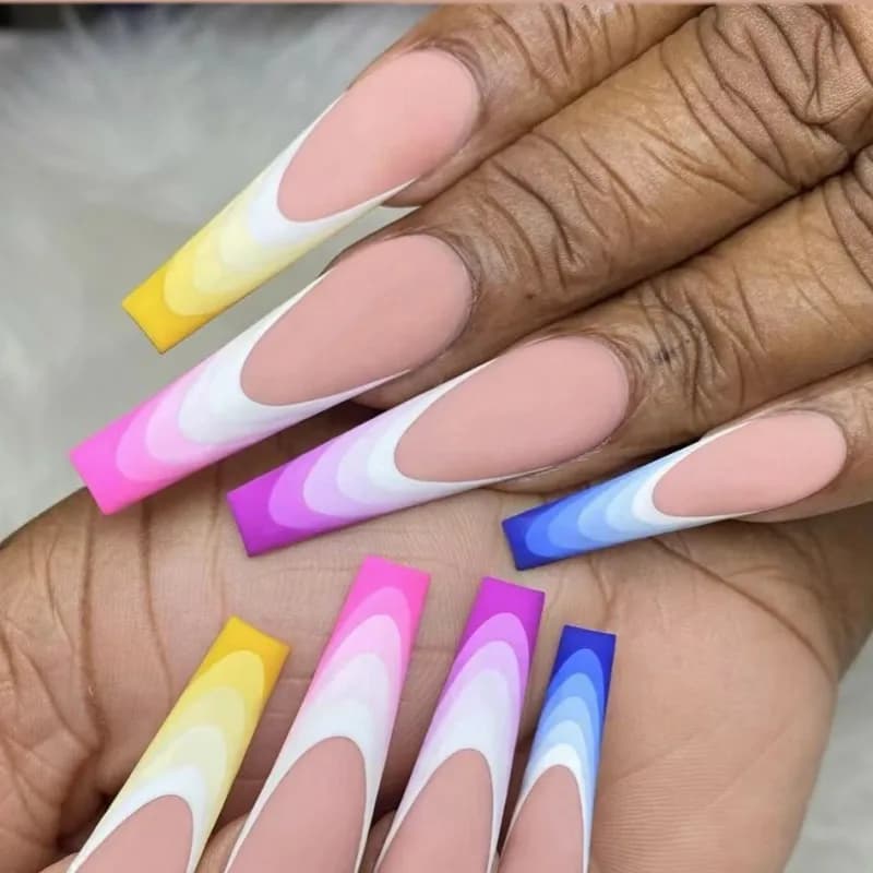 Short and medium fake nails for women and girls, Y2K style, blue, purple, brown, with geometric stripes, complete cover, set of press-on fake nails.