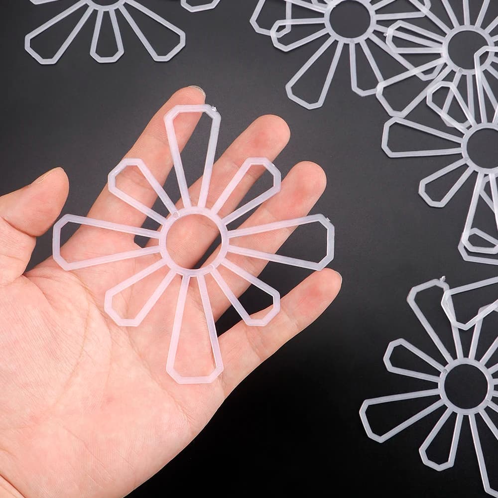 Foglio di rete con rivestimento floreale in plastica bianca fai-da-te da 50 pezzi - Stampo di design all'uncinetto con motivo a otto petali, ideale per borse di filato per maglieria