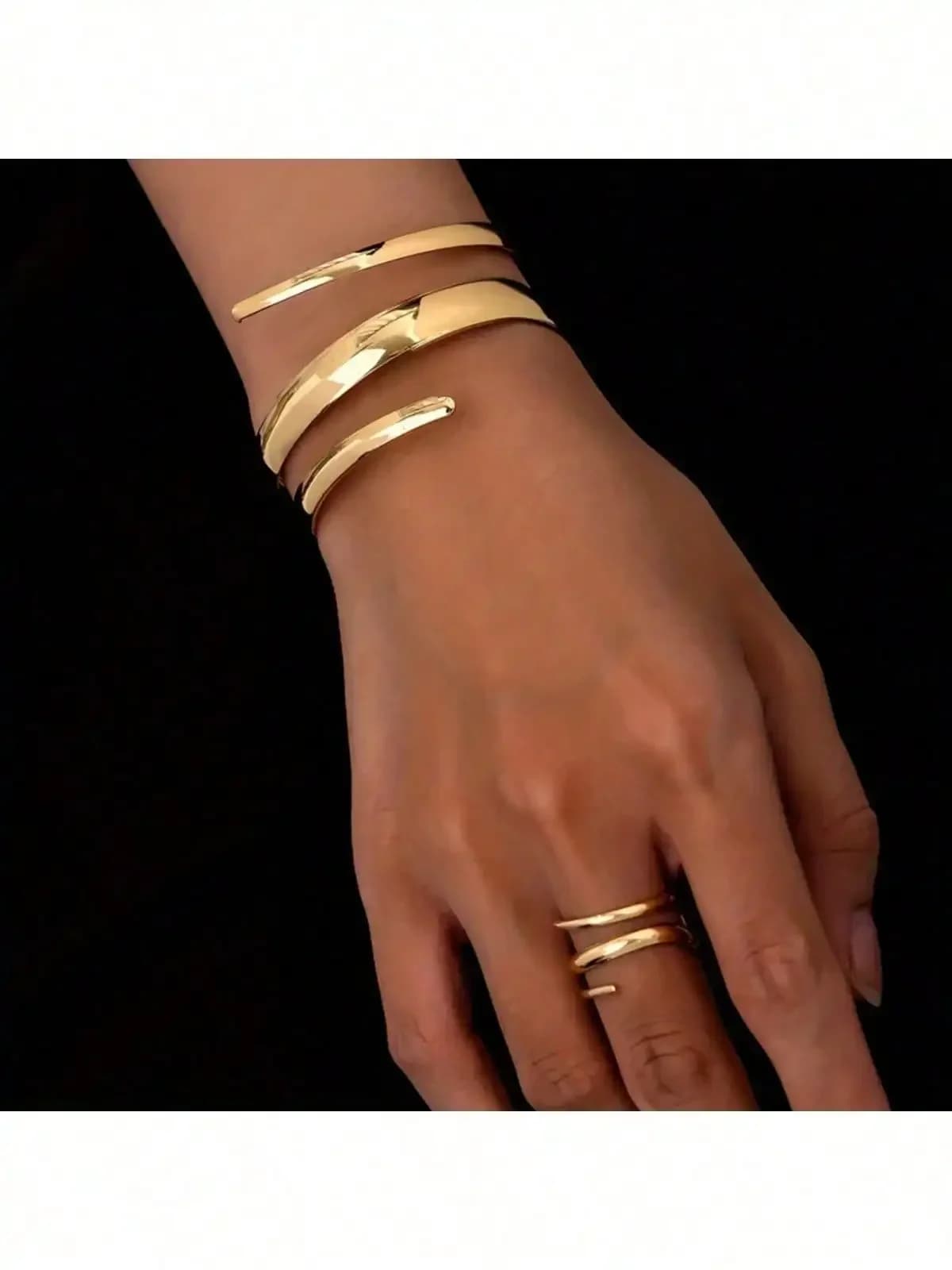 Set di 2 braccialetti e anelli geometrici minimalisti, con disegni a serpente traforati multistrato di ispirazione punk.