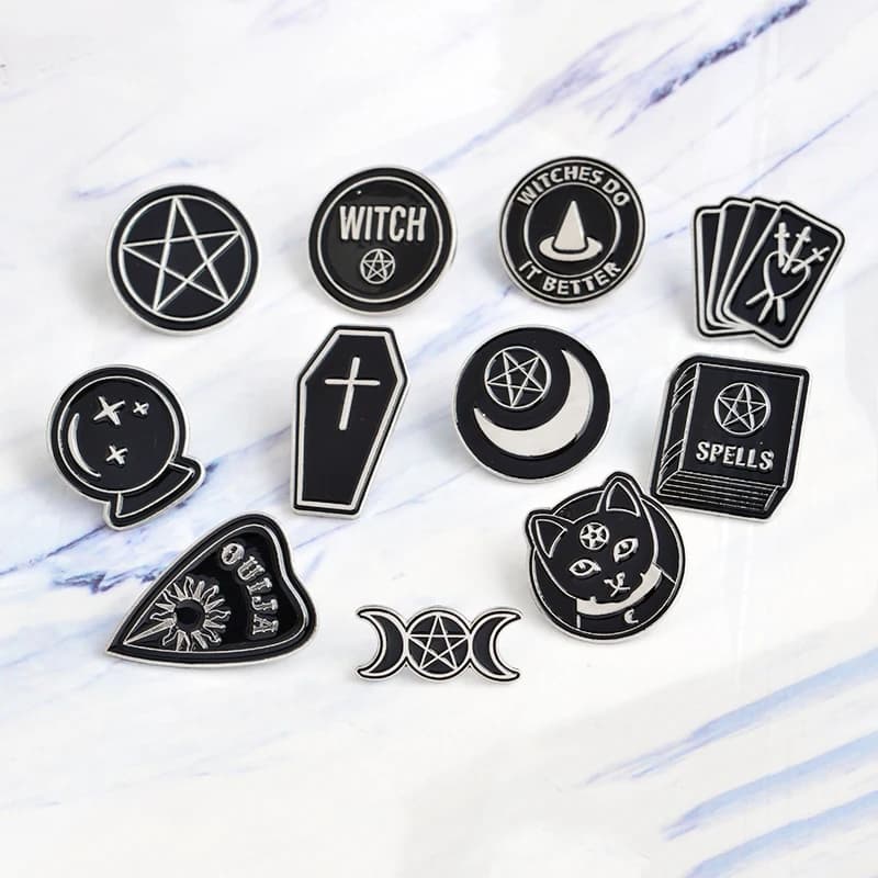 Spilla smaltata distintivo giacca di jeans gioielli regali pini per donna uomo strega fatta a mano Ouija Moon Tarot BooK nuovo stile Goth