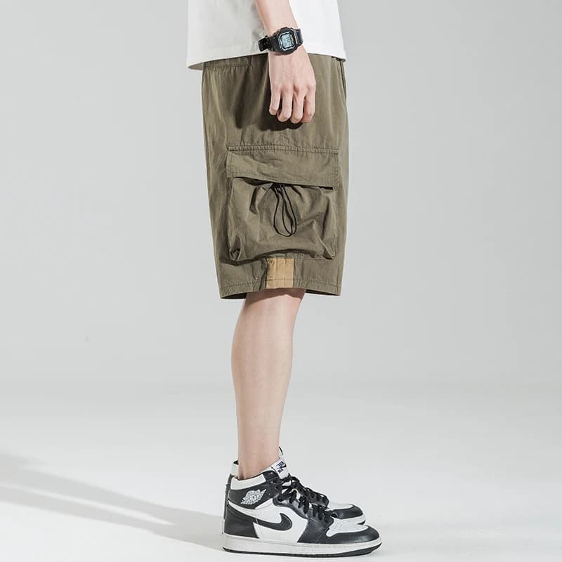 Green Shorts American Casual Brand with Coulisse, Gamba Dritta and Grandi Tasche, Model to Five Quarters