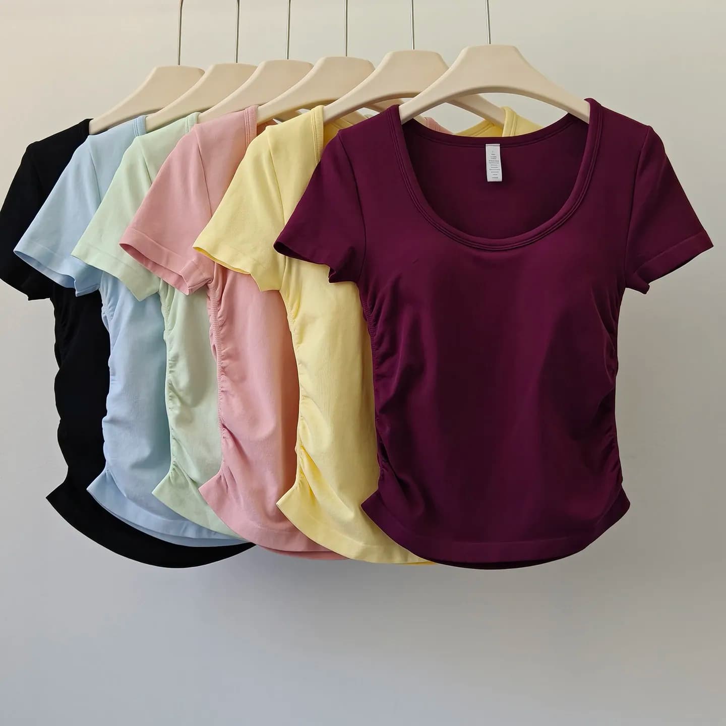 Top da Yoga Slim Fit ad Asciugatura Rapida con Imbottiture sul Petto, Maniche Corte, Traspirante, per Fitness, Corsa, Pilates e Allenamento