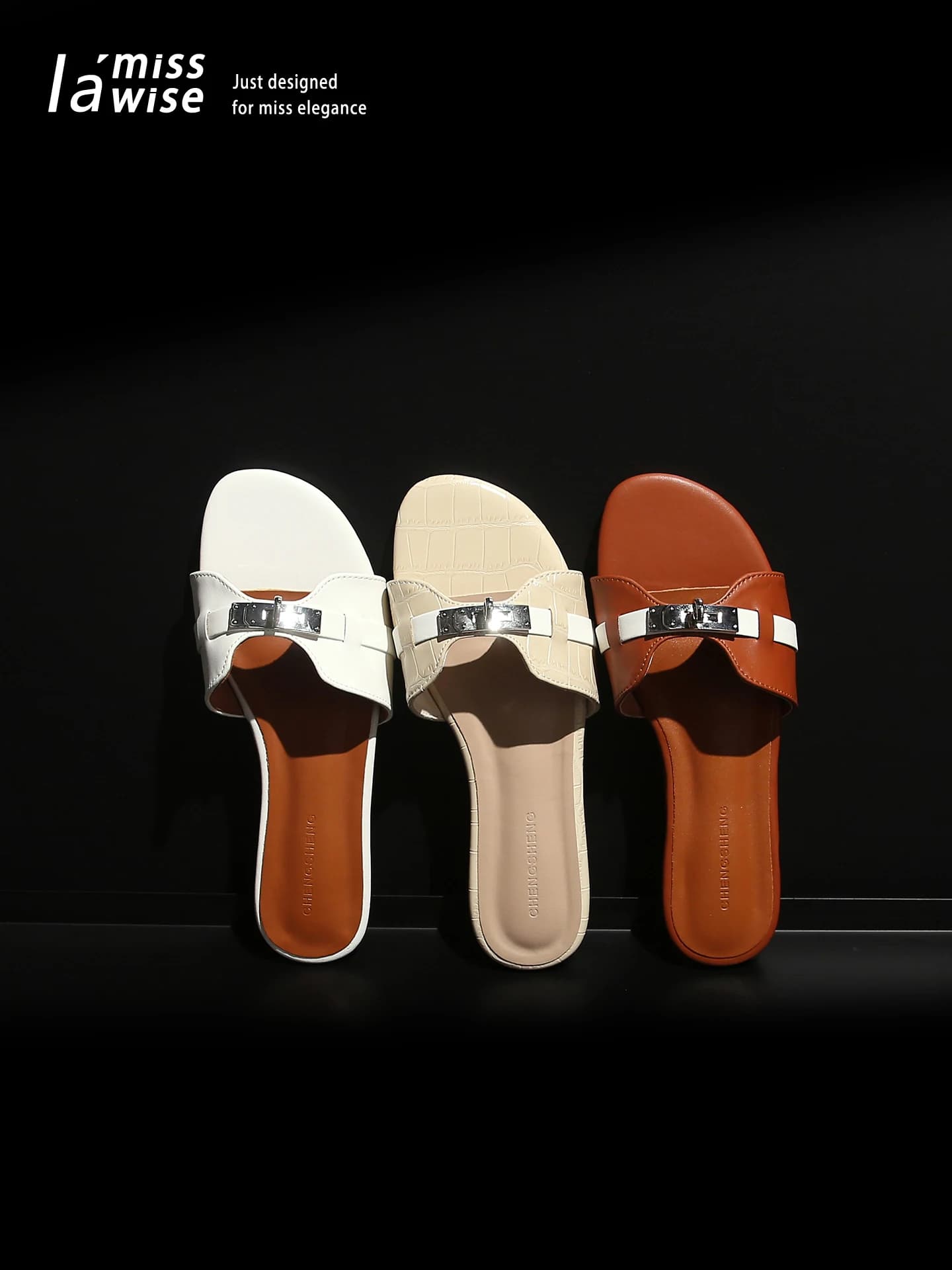 Sandali Comodi a Fondo Piatto da Donna, Scarpe da Spiaggia Portatili Slip-On, Ciabatte con Decorazioni Metalliche, Traspiranti per l'Estate