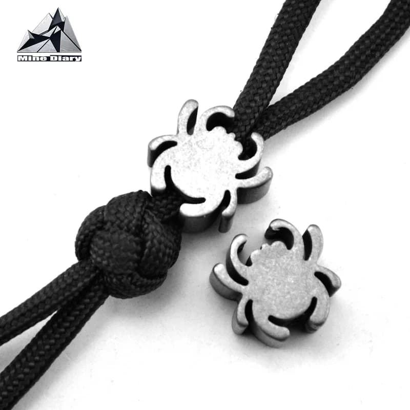 Ciondolo a Forma di Coltello Spider in Titanio, Pendente con Corda, Accessorio Antistress Scorrevole, Gioiello Decorativo EDC
