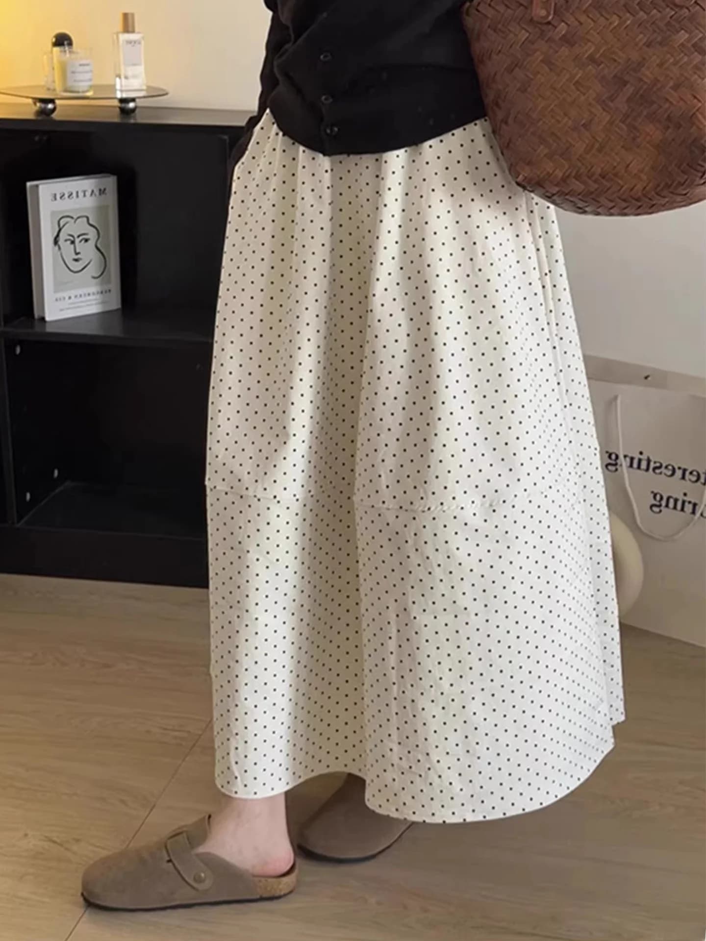 Gonna a vita alta bianca a pois, taglie forti, che copre i fianchi, elegante e lunga, per donna alla moda