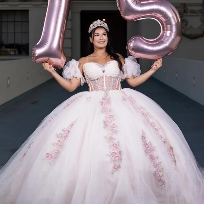 Abiti Quinceanera semplici personalizzati di colore chiaro con spalle scoperte applique di paillettes di cristallo Coda lunga Vestido 15 Quinceanera