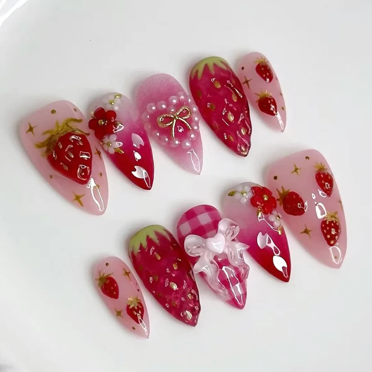 24 pz. Unghie Finte Press-On con Design Fiocco Fragola, Punte Rosse Corte a Mandorla, Unghie Finte con Perle e Stelle, Unghie Finte a Fiore