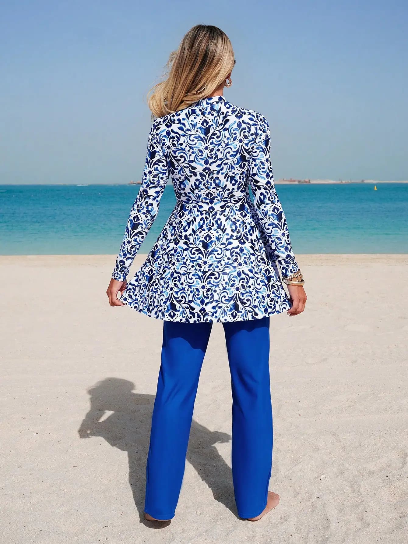 Elegante giacca peplum con stampa chinoiserie blu e bianca e pantaloni a gamba larga, set due pezzi per le vacanze estive al mare