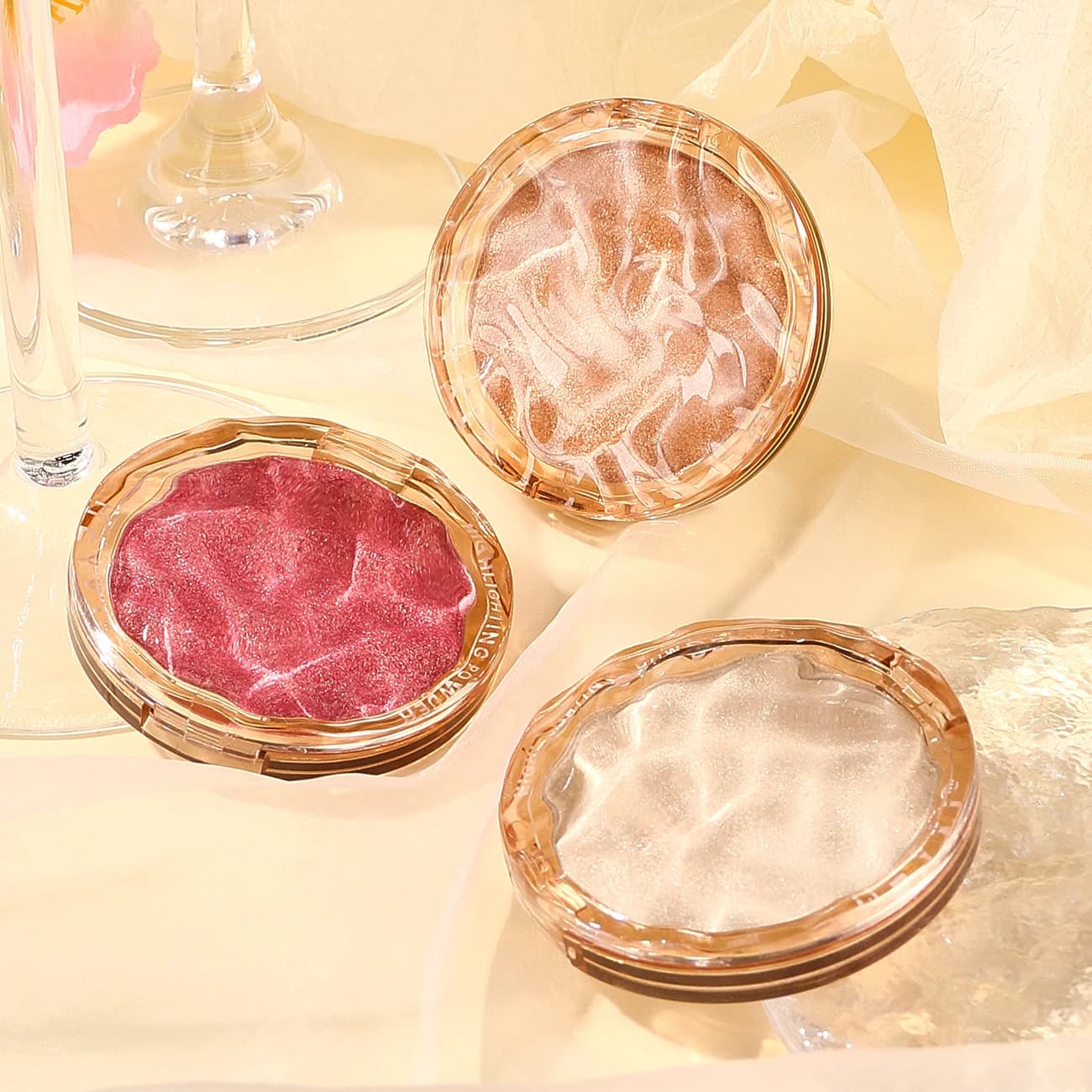 Polvere lucida, trasparente e scintillante, con una texture delicata e una sensazione di trucco leggero e naturale, per tutti i tipi di pelle.