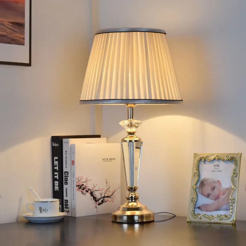 Lampada da scrivania in cristallo di lusso leggero Lampada da comodino per camera da letto romantica creativa Semplice e moderna Soggiorno in famiglia Illuminazione a LED calda