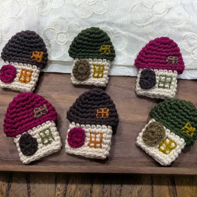 Spilla a forma di casetta in filato lavorata a mano, decorazione per autunno/inverno, per maglioni, cappotti, borse e confezioni