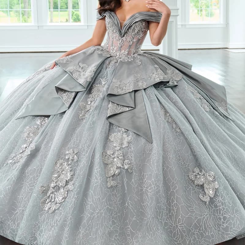 Abiti stile principessa Quinceanera argentati con spalle scoperte Abito da ballo dolce 16 Abito con paillettes Appliques Perline di pizzo Tull di cristallo Compleanno