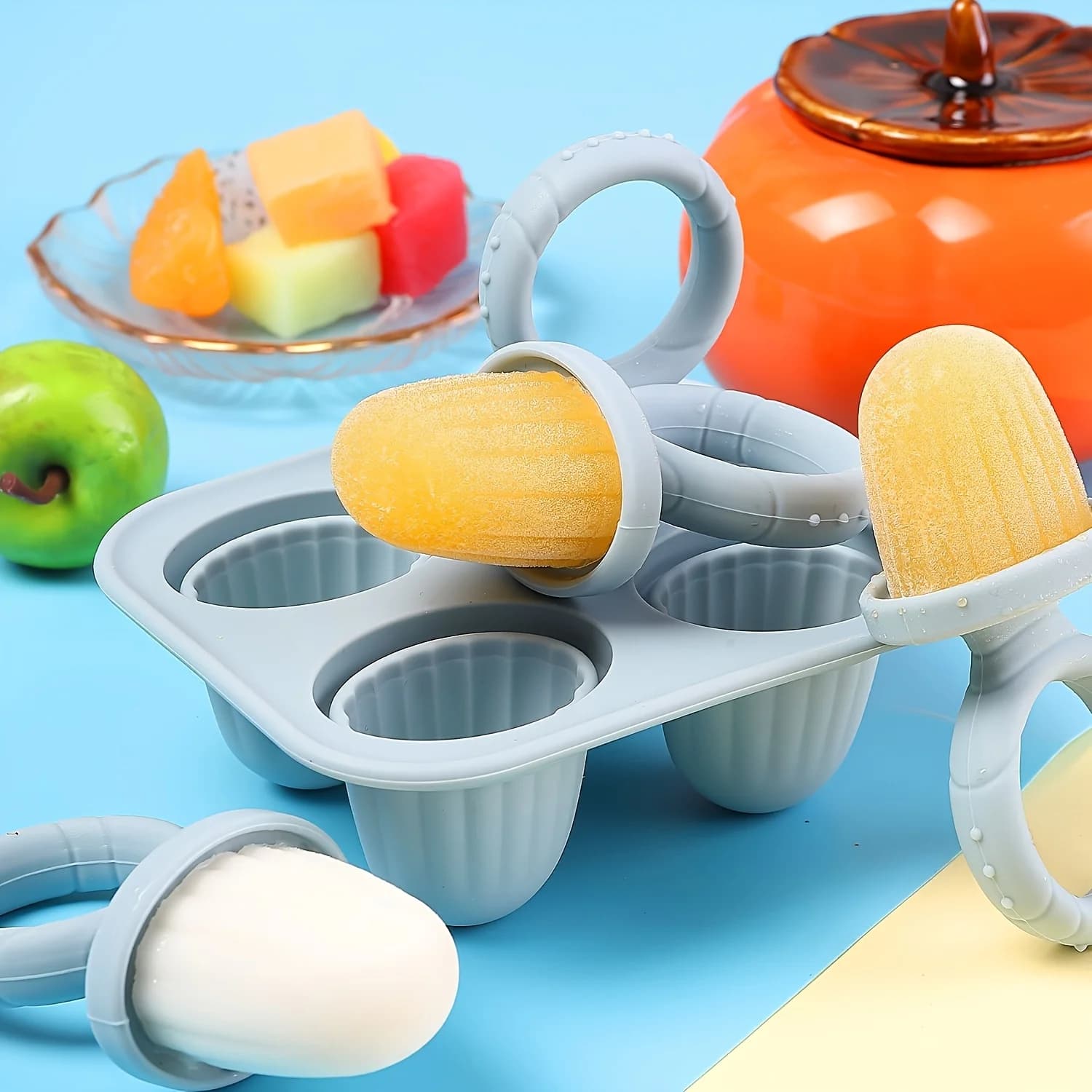 Un stampo per ghiaccioli in silicone e latte materno, ideale come regalo di Natale e Halloween per la dentizione del bambino