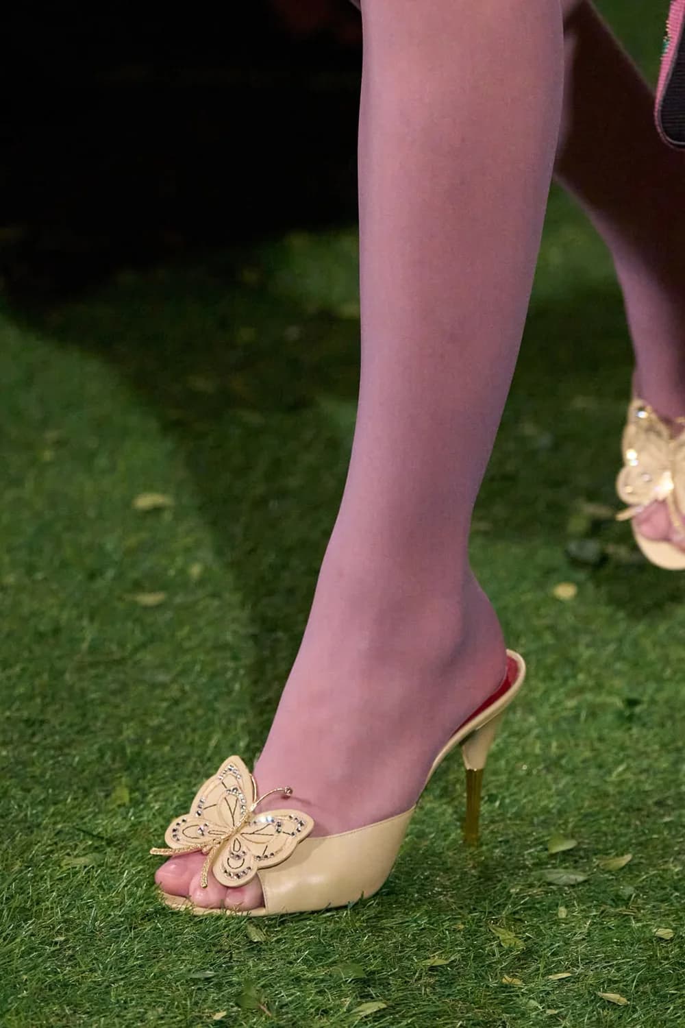 Sandali con Tacco a Spillo in Pelle Beige, Punta Aperta, Decorazione a Farfalla con Cristalli, Tacco Dorato, Stile Elegante per l'Estate