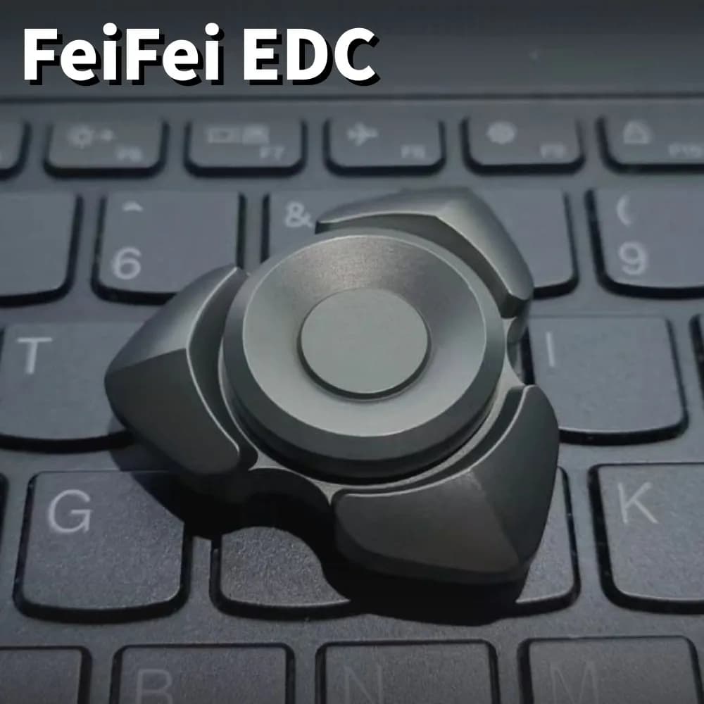 FeiFei EDC Knight-errante Fidget Spinner Giocattolo antistress Adulti Gadget per alleviare l'ansia Fidget Spinner a tre lame