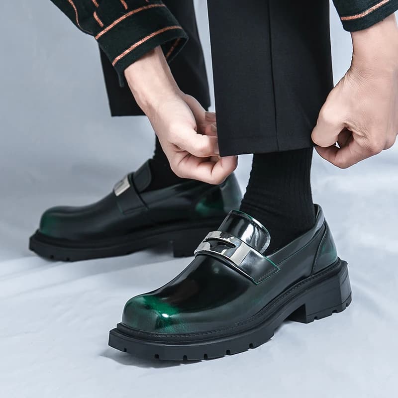 Primavera nuovi mocassini verdi con suola spessa fibbia in metallo piattaforma impermeabile punta quadrata scarpe casual da lavoro scarpe da sposa da uomo adulto