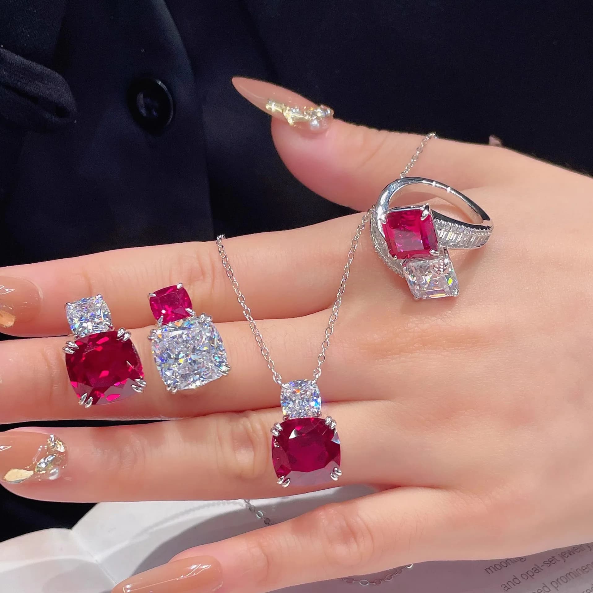 Set di gioielli con zirconi lucidi romantici squisiti Moda donna Colore rosso/bianco Collane con ciondolo con zirconi Orecchini Anelli Regali di nozze