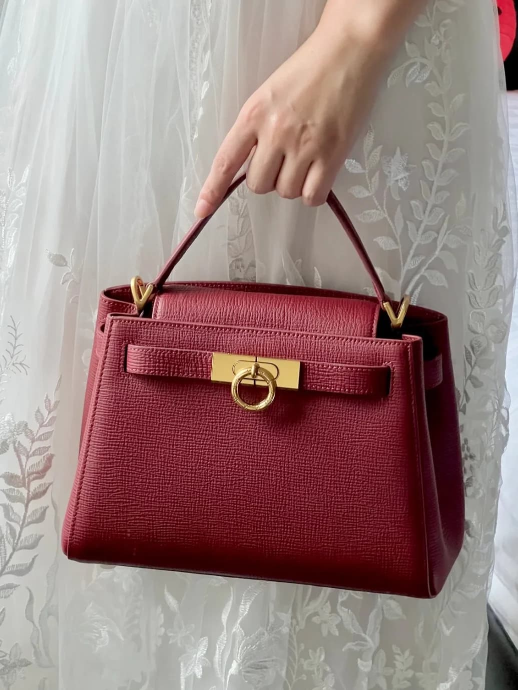 Borsa a tracolla in pelle rossa per Capodanno, borsa da pendolare per matrimonio, nuova piccola borsa a tracolla Pari 2026 da donna in morbida pelle stile britannico