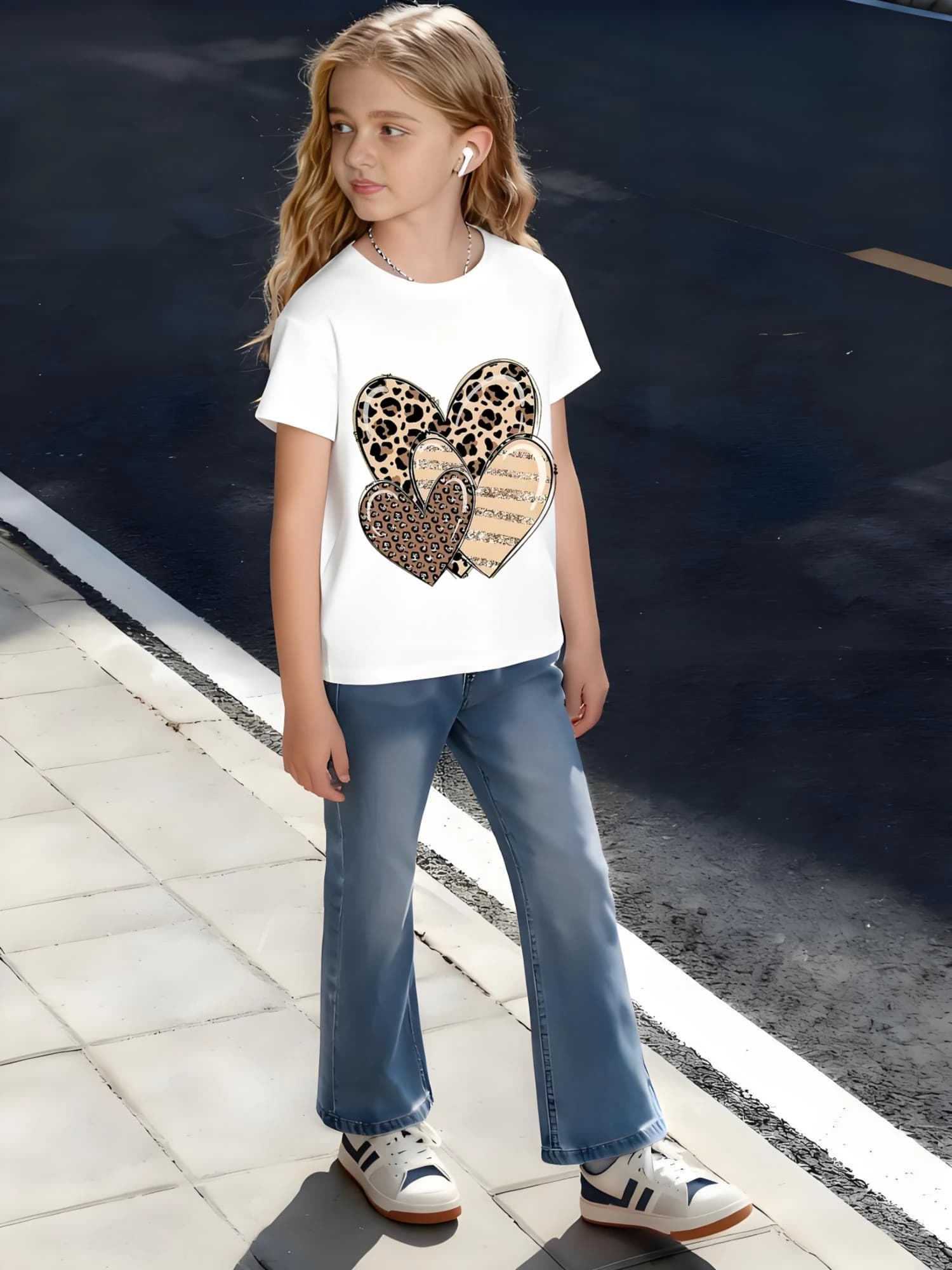 T-shirt in cotone per bambini con stampa leopardata Cuori con amore e bel testo ripetuto per ragazzi e ragazze alla moda in stile romantico tagliente ​