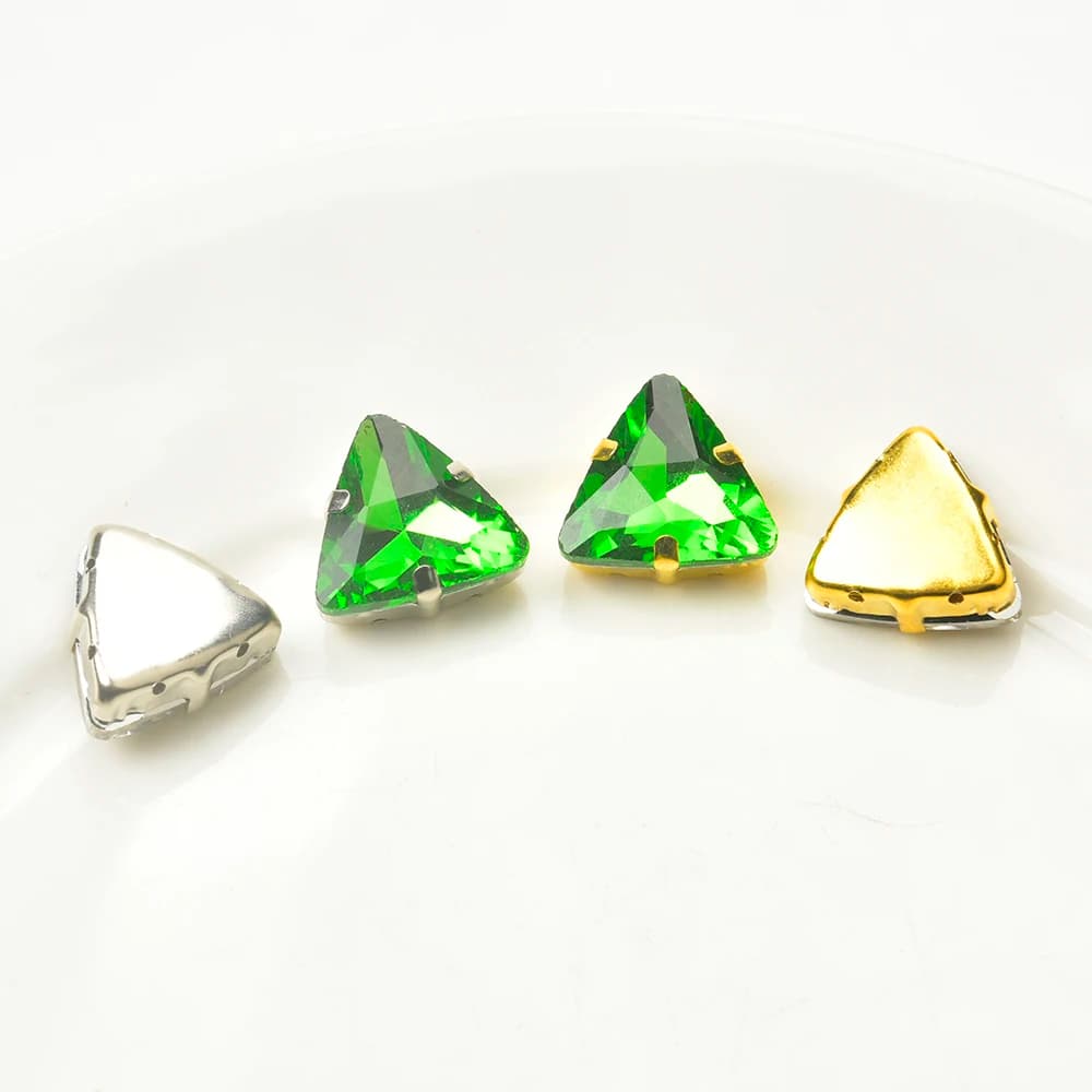 Nuovo arrivo: Cristallo triangolare colorato da 18 mm con griffe in metallo argento e oro, ideale per fai da te su abbigliamento/scarpe/borse