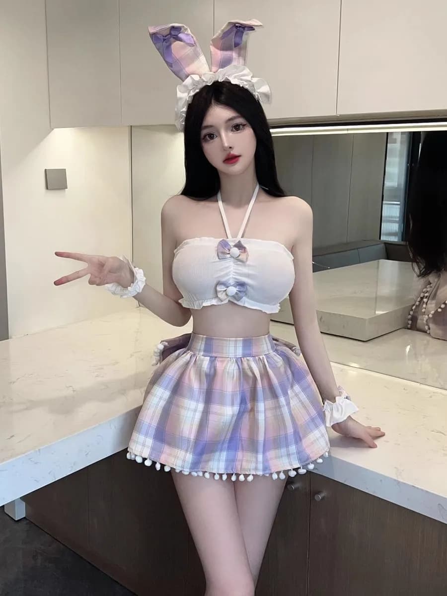 Set Uniforme Sexy da Coniglietta con Gonna a Quadri e Collana Grande che Valorizza il Seno, Top Corto Puro Desiderio, Quattro Pezzi