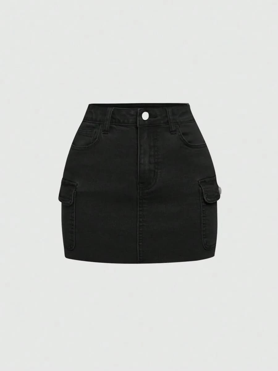Minigonna in denim nero con tasche funzionali e vita alta