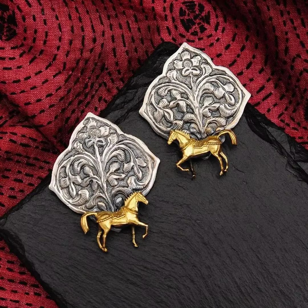 National Style Three-Dimensional Horse-Shaped Floral Drop Earrings for Women, Suitable for Date Outings and Casual Outings.
