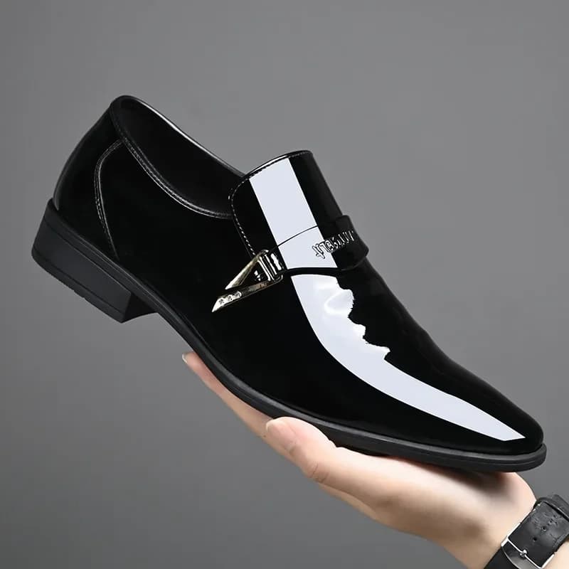 Scarpe in pelle da uomo 2025 Nuove scarpe casual da uomo d'affari in pelle verniciata Slip on Party Dress Calzature Mocassini a punta