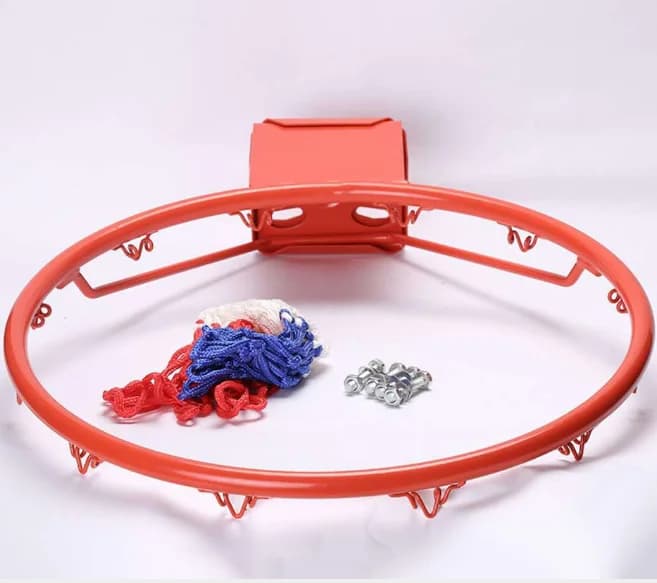 La fabbrica produce canestri da basket resistenti per montaggio a parete, in promozione per aumentare le vendite.