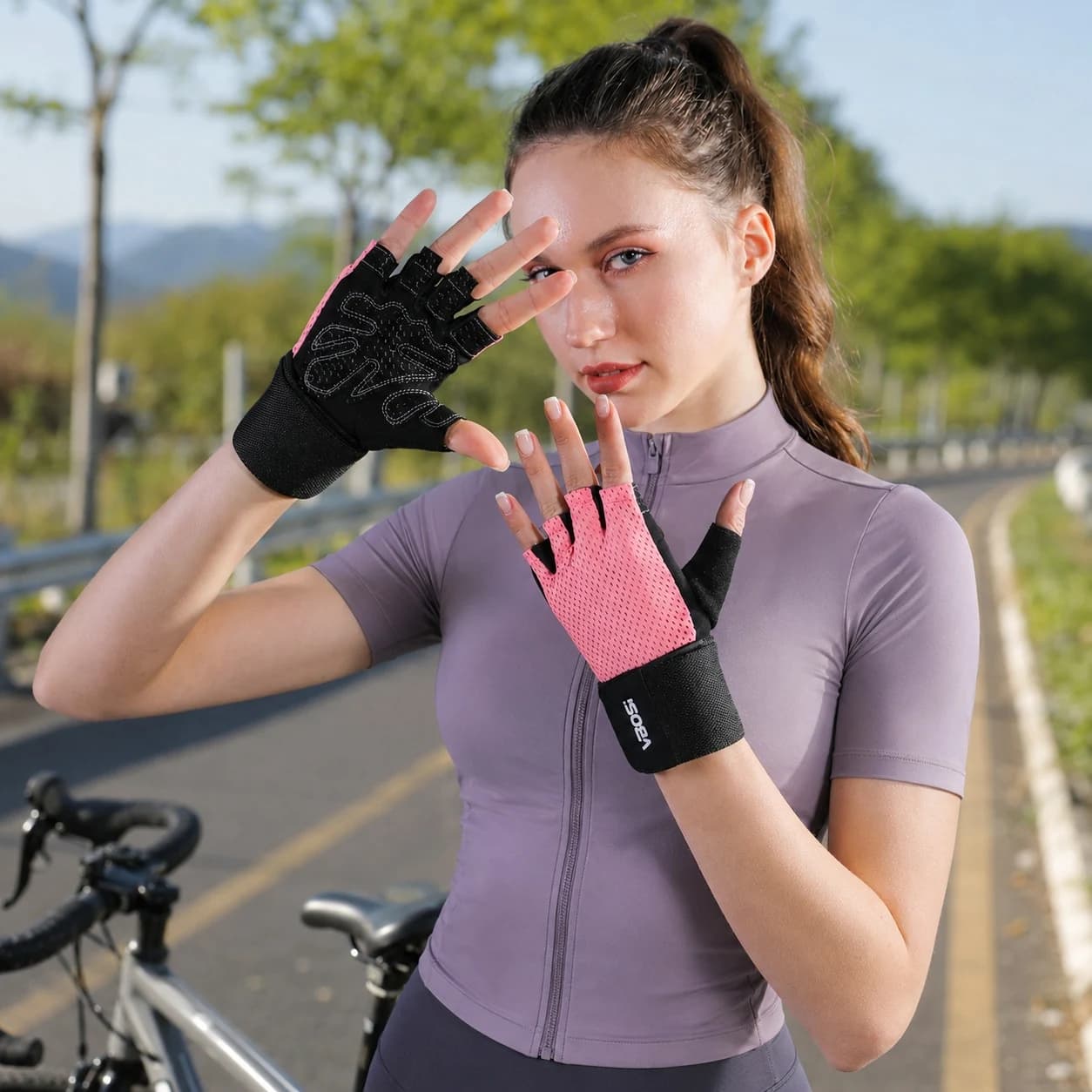 1 Pair Gloves, Men and Women Half Finger Gym Gloves, Textured Grip, Soft Palm, Breathable Adjustable for Cycling Weightlifting