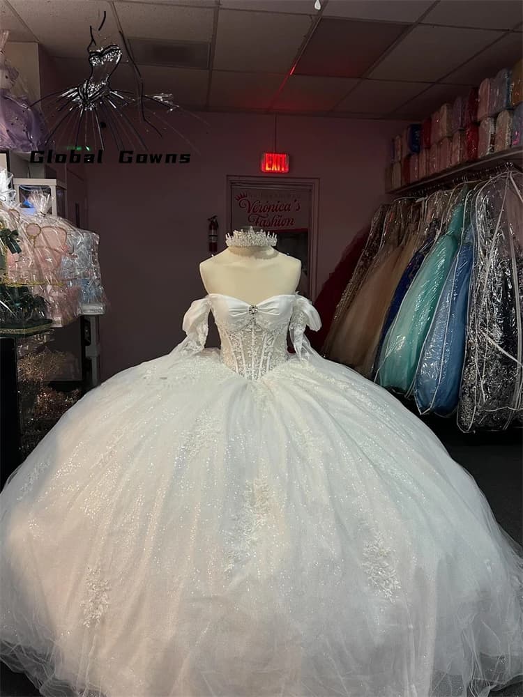 Abito da ballo bianco lucido Abiti Quinceanera con spalle scoperte Applique in pizzo con perline Tull di cristallo Festa di compleanno Dolce 16 Abito gilet